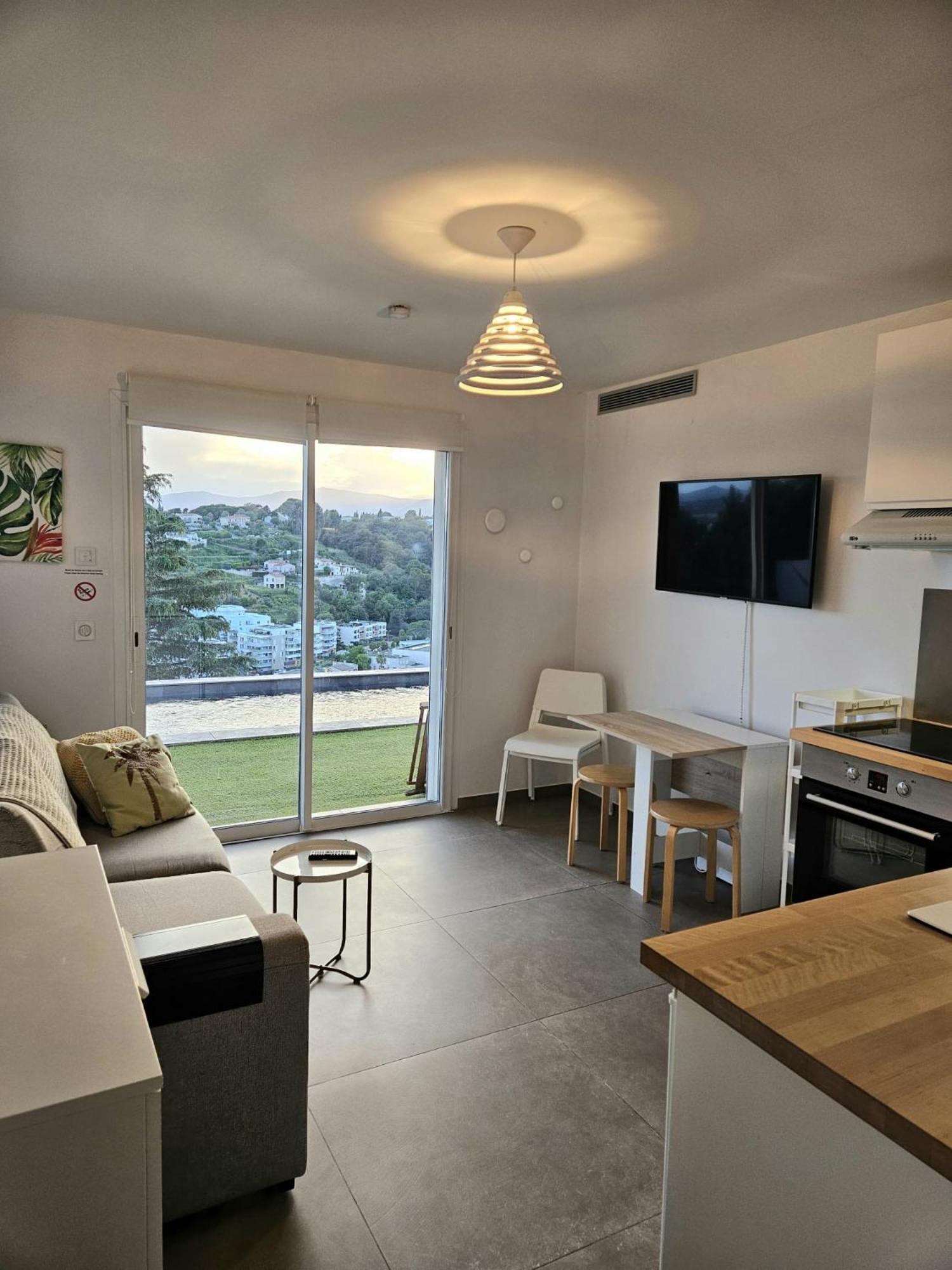 Twenty Rent Hotel Cagnes-sur-Mer Exterior photo